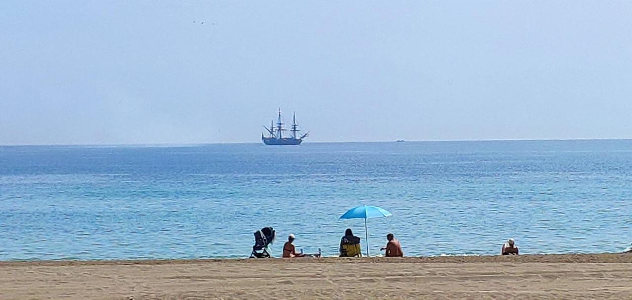 On The Beach! Frente Al Paseo Maritimo, Parking Y Piscina Малага Экстерьер фото